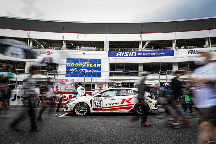 A race car based on the current-generation CIVIC TYPE R