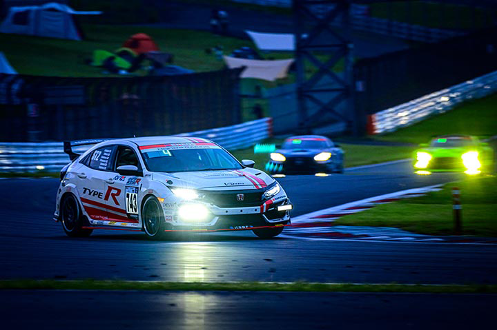 The CIVIC TYPE R racing through the night