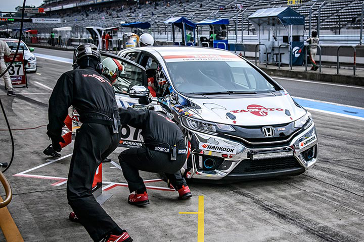 TEAM YAMATO competes in a race car based on the Fit.
