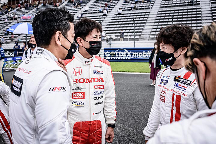 Before the race, Kakinuma and Mukumoto exchange words of encouragement.
