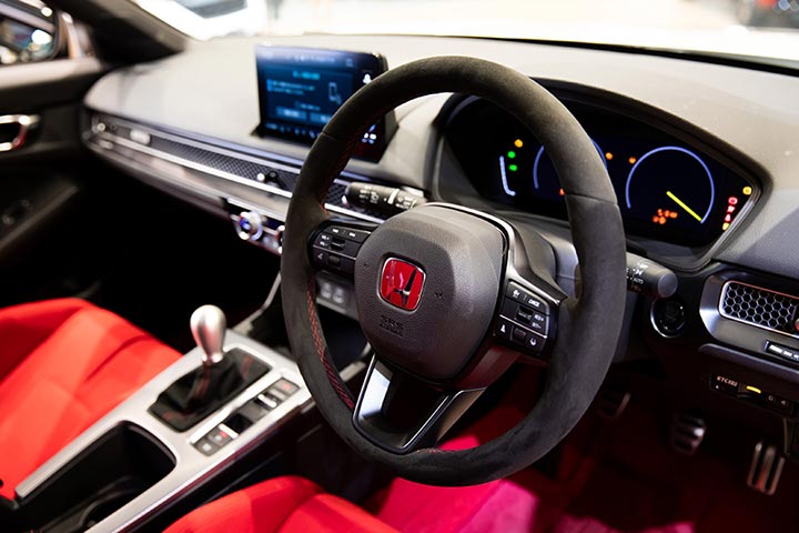 In contrast to the bright red seats, the cockpit area was colored all black so that the driver can concentrate on driving.