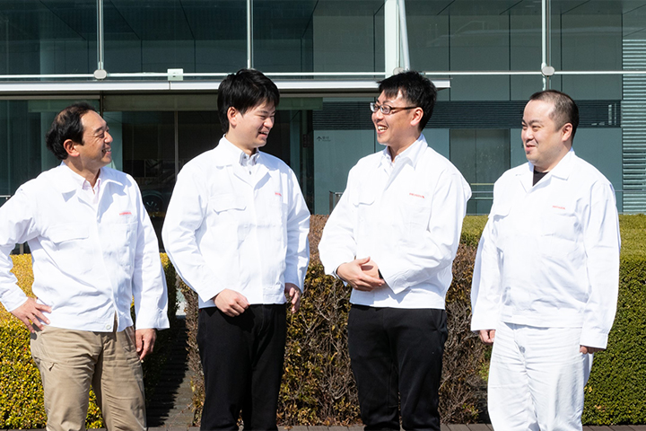 The four members of the development project (from left): Makoto Hattori, Naoki Nomura, Hirotaka Onuki, and Masayuki Sunamoto. Nomura recalls the internal selection process: “From among the applicants, I chose people with strong personalities who were truly passionate about SmaChari.”