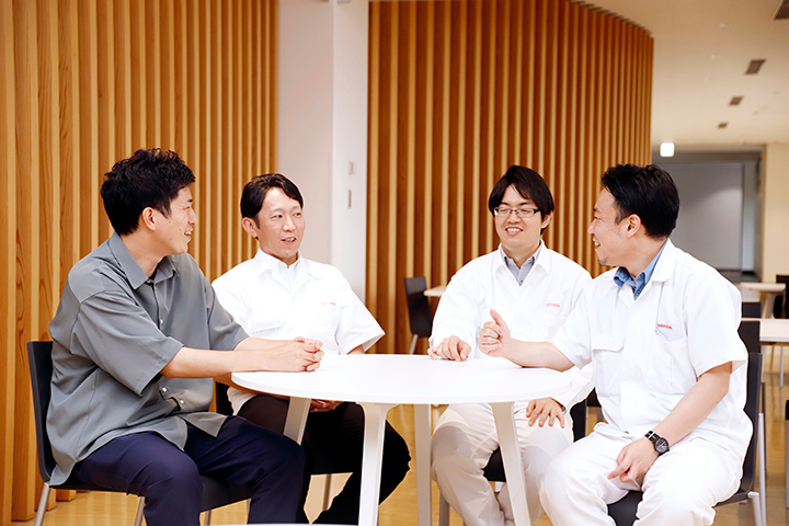 This development project involved a large number of associates, who came together from different operations located in Suzuka Factory and Tochigi R&D Center. Due to this nature of the team, this roundtable session was the first time for some of the interviewees to meet in person. Despite differences in their divisions and expertise, the four members are close in age and the face-to-face round table session turned into a lively conversation.