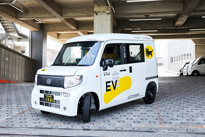 The N-VAN e: (prototype) loaded with packages smoothly and surprisingly quietly leaves the office for the city.