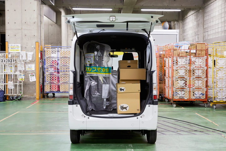 The floor is low, and the ceiling is high. Retaining the cargo space of the N-VAN was one of the challenging aspects of electrification.