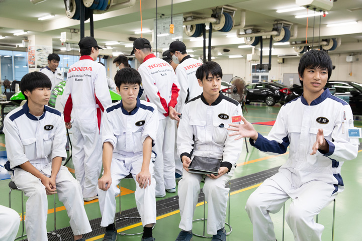 The team name is “H-TEC CN-Project”. Yuma Yamafuji, Harunobu Mori, Tomoya Ono, and Yuki Kobayashi (from left to right)