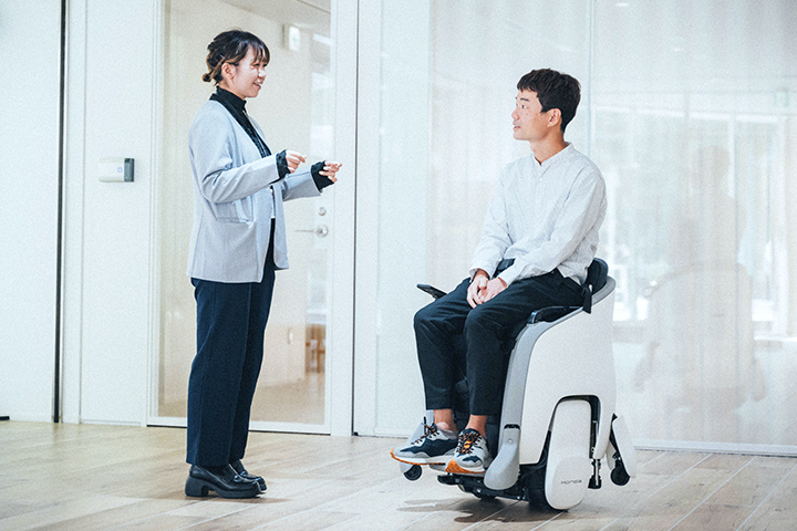 When sitting on the UNI-ONE seat raised, the user can talk at eye level close to that of standing person.