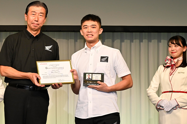 Wu Chun-Yi is on the right of the photo. After watching service staff members working on the CB550 FOUR on an internet video site, he joined Honda because he wanted to do the same type of work. Currently, he is in charge of the general repair team. He specializes in checking and repairing electrical failures.