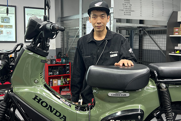 Joined a Honda dealer in 2004. Xing Deqing gained experience as a service staff member, sales person, and is currently in charge of after-sales service. In this year’s Technician Contest, Xing took second place in the Commuter category. He specializes in diagnosis, repair, and maintenance of FI (Fuel Injection), the fuel injection system of electrical systems.