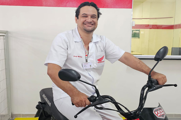Joined a Honda dealership in 2014. Since joining the company, Clecio Vieira da Costa has worked in a workshop and is currently the workshop leader. He specializes in diagnosing breakdowns.