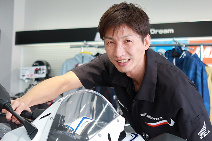 After graduating from Honda Gakuen Kanto School, Isamu Doi joined Wing Sports Co. (Honda Dream Japan Co., Ltd.) Doi worked as a plant manager at Honda Dream Nagoya-Minami (South), Honda Dream Nagoya-Chuo (Central), and Honda Dream Nagoya-Higashi (East). He specializes in repairing electrical systems.