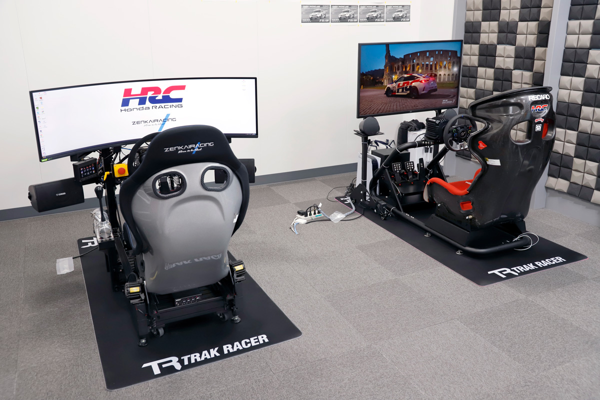The team's workroom has two play machines, including a racing simulator set (a controller device connected to a game console). A gaming PC (left) and a PlayStation 5 (right) are connected, creating an environment where various games can be played