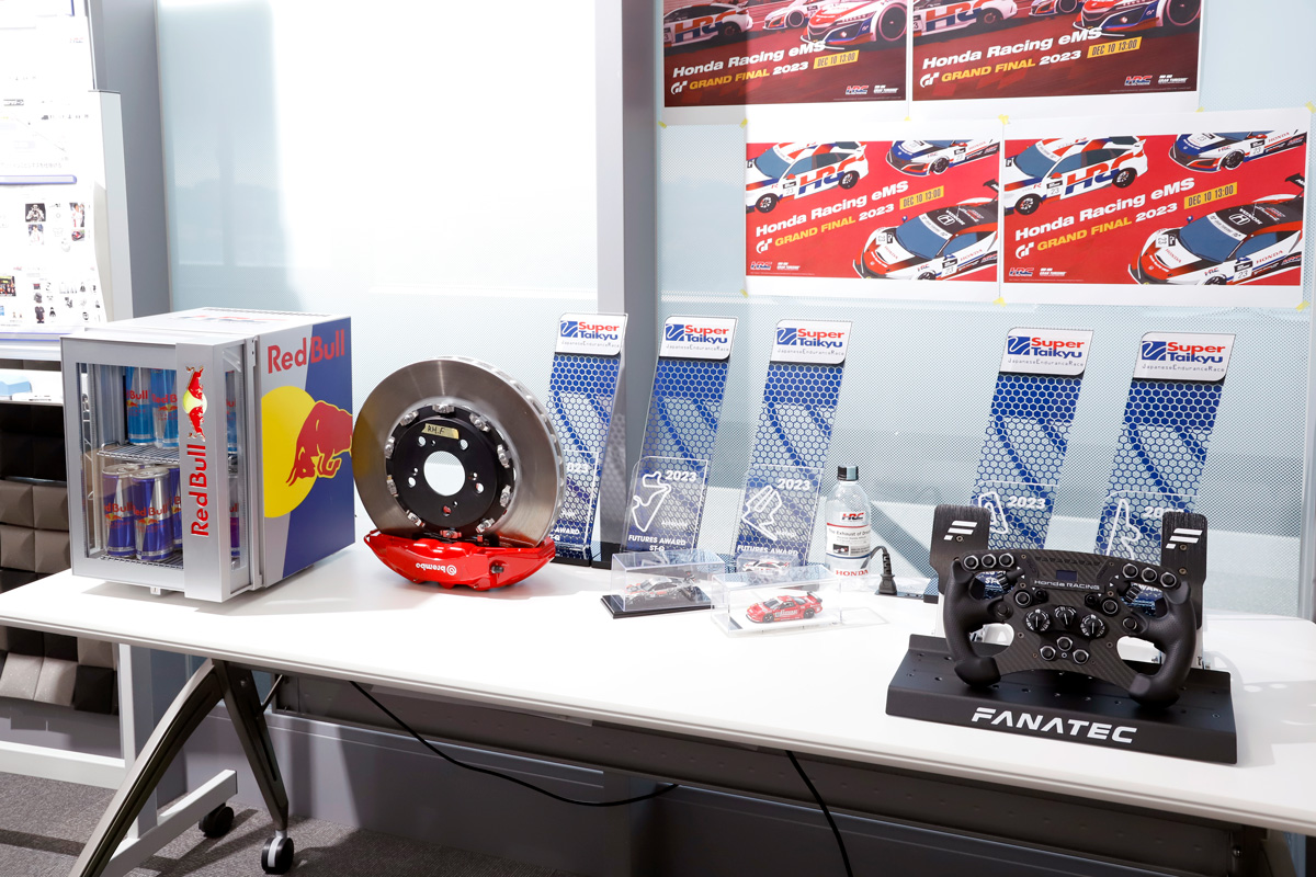 In one corner of the team's workroom, miniature cars, Super Endurance parts, trophies, and event posters are displayed, as the team's desire is "to generate fun ideas and not forget to be playful"