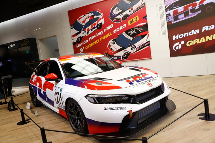 The CIVIC TYPE R CNF-R that competed in Super Endurance was displayed. A crossover between the real and virtual worlds