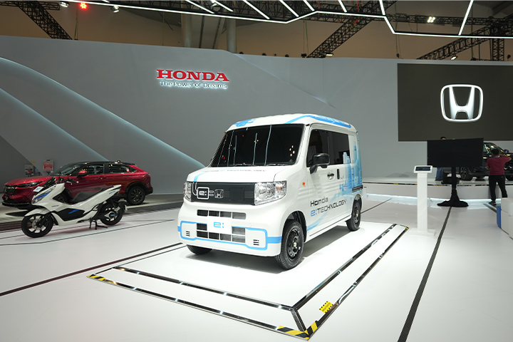 The new commercial-use mini-EV prototype “N-VAN e:” with the wrapping design by Nagai. A view of the exhibit at the motor show in Indonesia