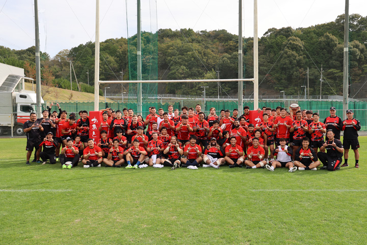 The team’s group photo at the end of the Wakayama camp – After completing a fulfilling training camp, they look determined and anticipated to take on the new challenge