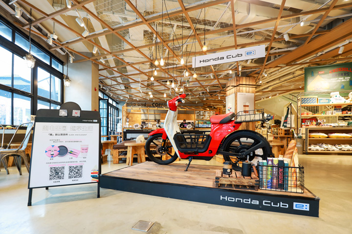 The situation of the pop-up exhibition held at the 'niko and ...' store on Nanjing West Road in Shanghai. There is also the intention to expand connections with users who have developed an interest from sources other than Honda. Actively promoting collaborative projects with brands that align with the product's theme and identity is part of this strategy