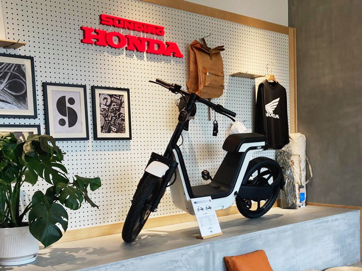 Inside the store, with the theme of "Be Wardrobe / Mobility Life Coordinate", fashion items and lifestyle goods are displayed alongside electric two-wheelers