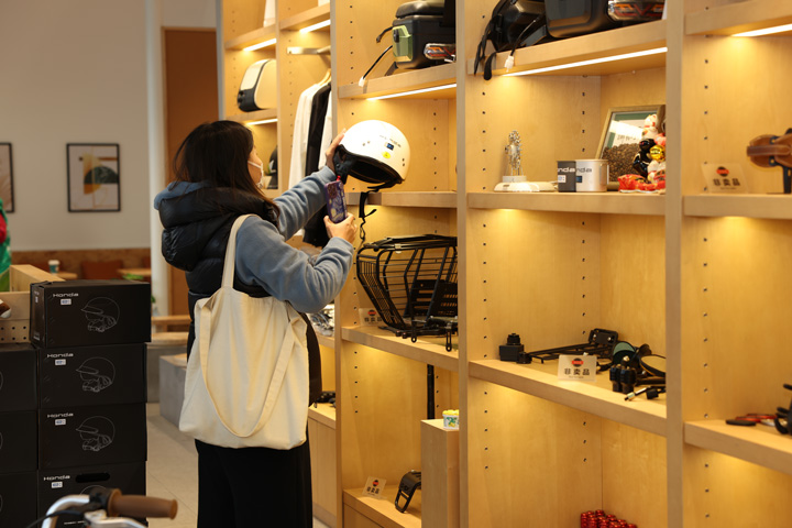 The space has been designed with a natural and welcoming atmosphere, allowing customers who are not necessarily motorcycle enthusiasts to enter casually. They can enjoy a leisurely shopping experience, picking up and exploring the products