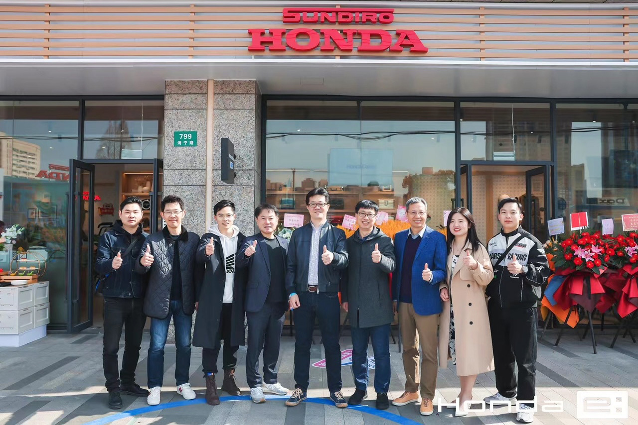 During the opening event, in front of the store, alongside Honda representatives and dealership owners (Watanabe is the fourth person from the left). "The joy was particularly special considering the challenges we faced. It was truly rewarding when the store opened, and we could see the increase in customers" (Watanabe)