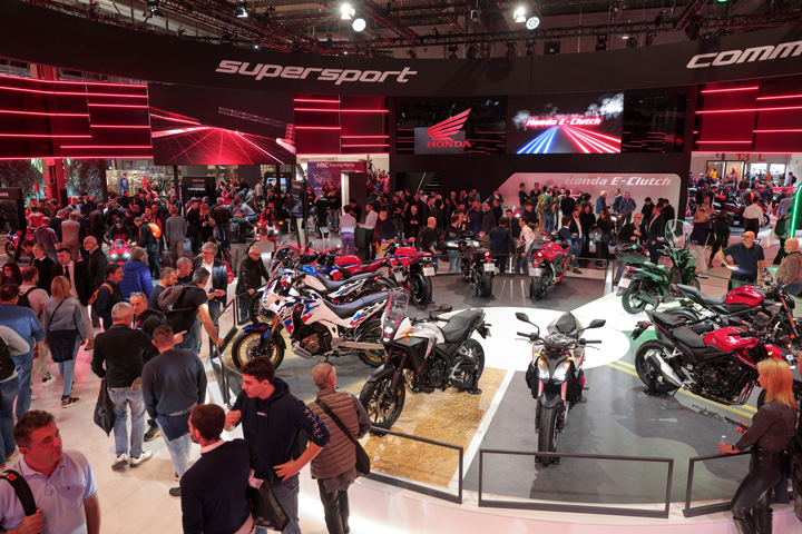 At the EICMA 2023 (The International Two-Wheeler Exhibition) held in November in Milan, Italy, the exhibition booth for "Honda E-Clutch" attracted a large crowd.
