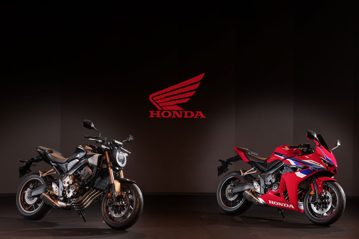 The motorcycles on the right in the photo are the CB650R and CBR650R, which feature the "Honda E-Clutch".