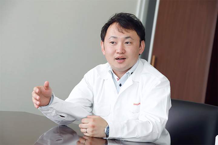 Okochi enjoys spending time with his family and working on vehicles. During extended holidays, he might overhaul the engine of his own car with his children or take the family on a touring trip.