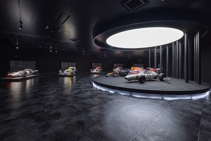 After entering the Gallery, visitors walk through the “speed tunnel” that generates an exciting anticipation, and emerge into a main hall, which is designed as a blackened space with spotlights helping the colors and shapes of the race machines stand out in contrast.