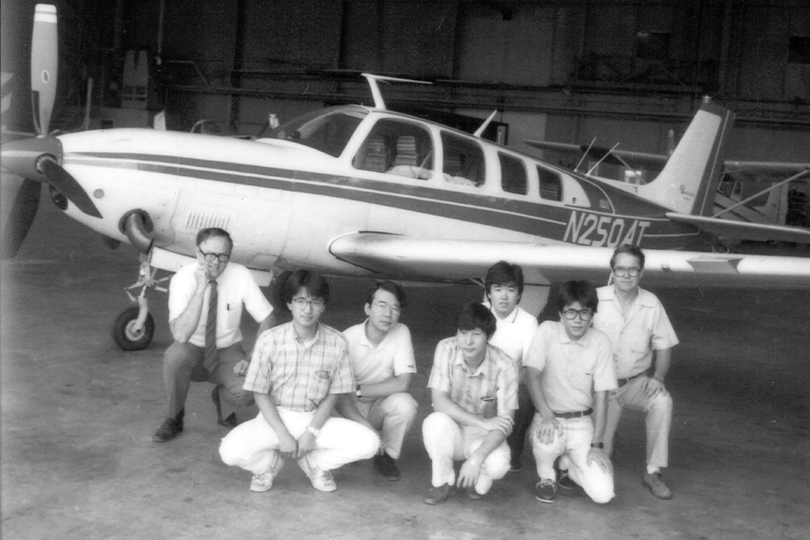 The development team conducting basic research with the experimental model MH-01. (Fujino ; 3rd from the right, in the back)