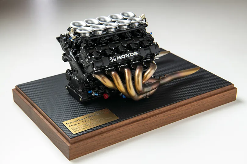 Model of Senna’s F1 engine. Sasaki spared no effort in reproducing details such as the octopus tentacle-like exhaust pipes and even the color of the burn marks due to heat.