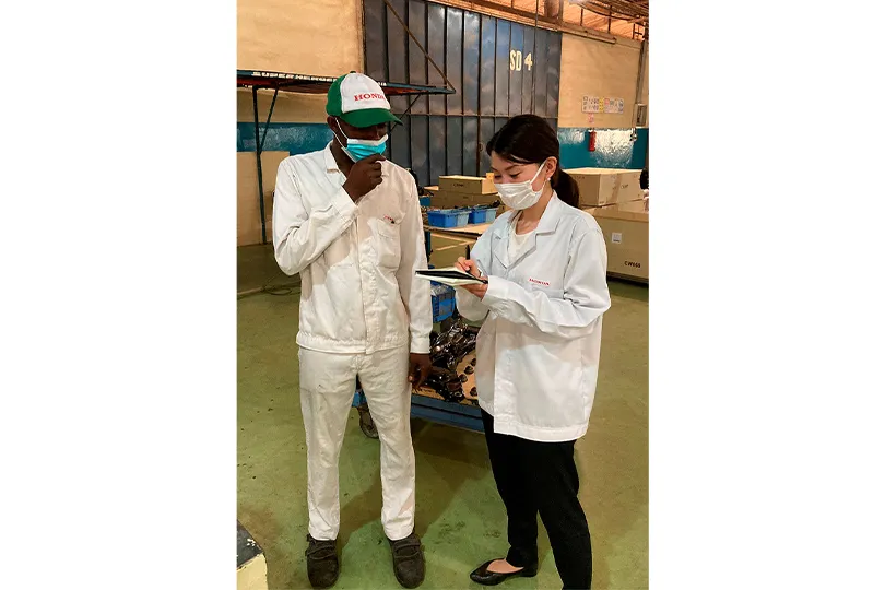 Preliminary verification at a Nigerian subsidiary, where the SKD plant was established prior to Ghana in West Africa. “Business in Africa is a series of irregularities, and our common sense doesn’t always apply. It was a great experience for me to be involved in the project to set up the plant working hand in hand with local associates,” says Saori Sakurai (right), formerly in automobiles sales (now in motorcycle sales), who was involved in the Ghana SKD plant start-up project.