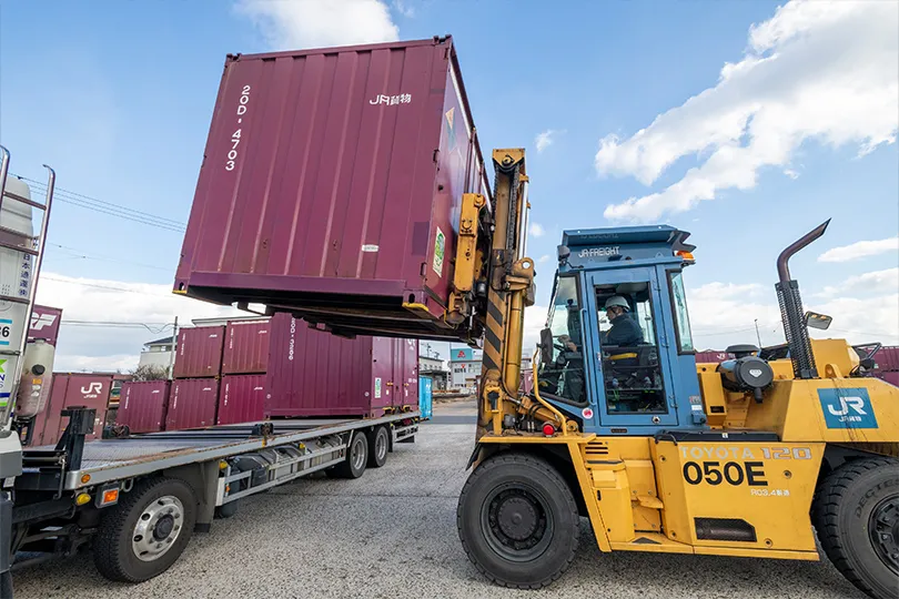 Unloading container from train to truck