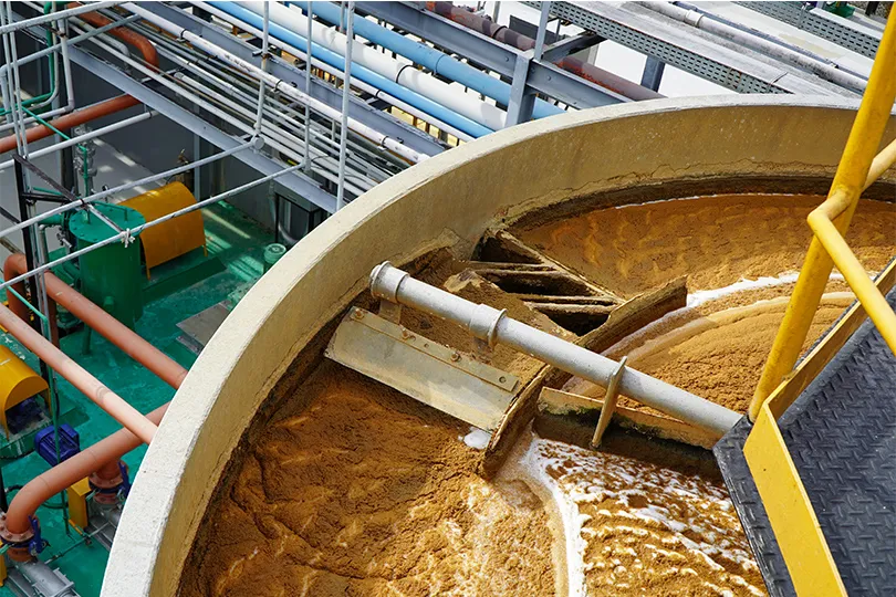 The Manaus Plant is equipped with a state-of-the-art water purification facility and is environmentally conscious. This photo illustrates the process of mixing chemicals into wastewater in a tank to remove pollutants.