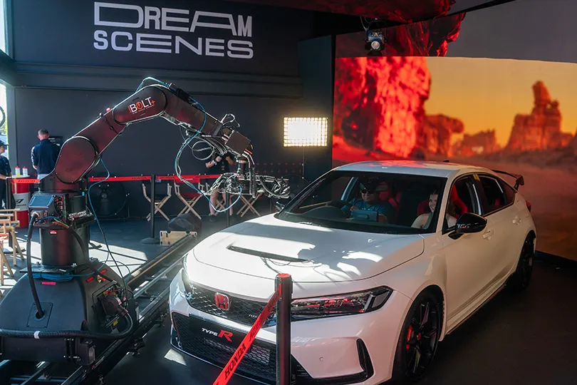 At the XR (Extended Reality) stage, visitors could get inside a CIVIC TYPE R and take part in an experience where a 'movie trailer-style video'—created by combining virtual imagery with real-time footage—was recorded. This exhibit allowed participants to enjoy an immersive world where reality and the virtual seamlessly merged, making them feel as if they were the star of a movie