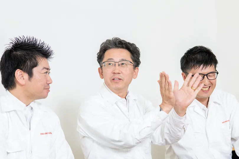 “Taking over from experienced expatriates was no easy task. I spent my days running around, striving to instill into associates and dealers both the strategies and execution based on the phone book,” says Yoshitaka Nakamura (center), who served as a sales expatriate at the East Region Office in India from 2014 to 2017.