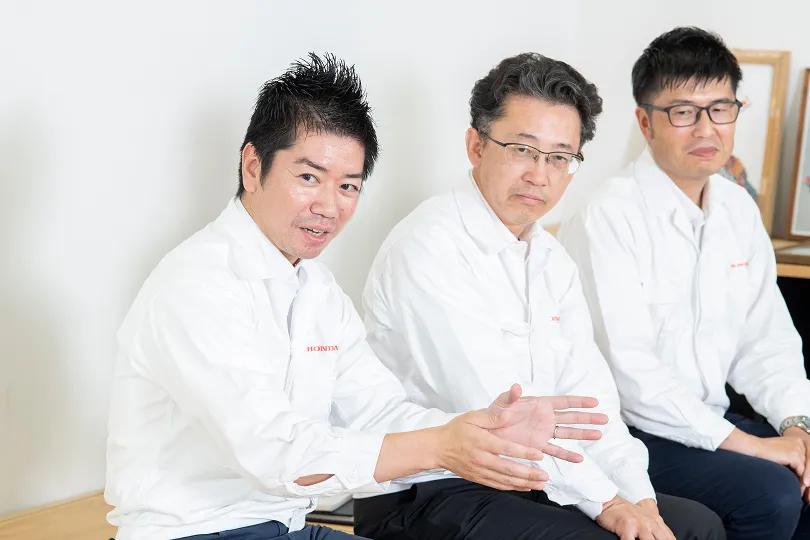 “The main source of information in rural areas is word-of-mouth. To break into the stronghold of competing motorcycle brands, we repeatedly visited rural areas,” says Takashi Watarai (left), who was stationed in the north region of India from 2010 to 2015.