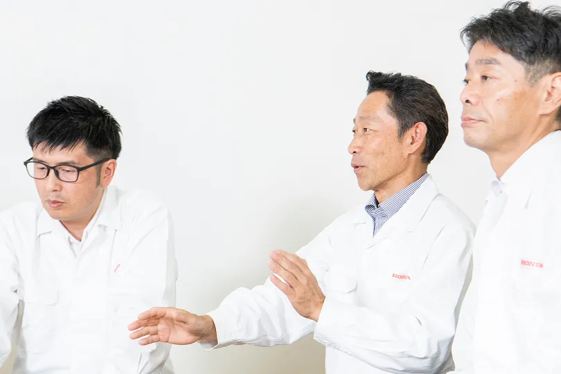 “Sales and service always go hand in hand. Especially in rural areas, we placed great importance on the idea that dealerships are meaningless if they cannot provide maintenance, and we put a lot of effort into expanding our service network,” says Koji Takahashi (center), who was stationed at HMSI headquarters from 2015 to 2020. During his assignment, he oversaw customer service operations, visited regions, and provided on-site advice. He also worked with dealership owners to implement initiatives aimed at improving after-sales operations in India.