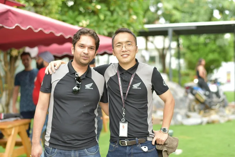 “Even after I left India, seeing the number of Honda fans grow day by day in the country is truly heartwarming. During my time there, I was never scolded for making mistakes; instead, there was a culture that encouraged taking on challenges without hesitation, which accelerated my personal growth. I am deeply grateful to the senior colleagues at HMSI who provided me with both warm and rigorous guidance,” said Ryusuke Imamura (right), who served as a sales representative in the BigWing department in India from 2021 to 2024. During this time, he was involved in BigWing sales strategy and product planning.