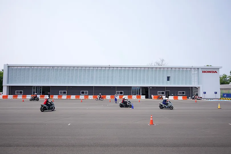 Spacious riding area designed with safety in mind