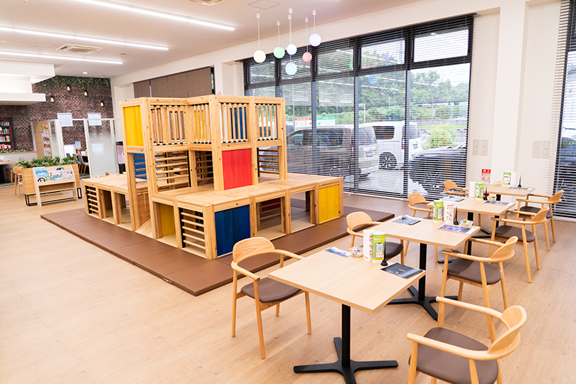 Inside Honda Cars Mie Kita Yokkaichi Akatsukidai Store, which features comfortable consultation areas and a children’s space where customers can relax.