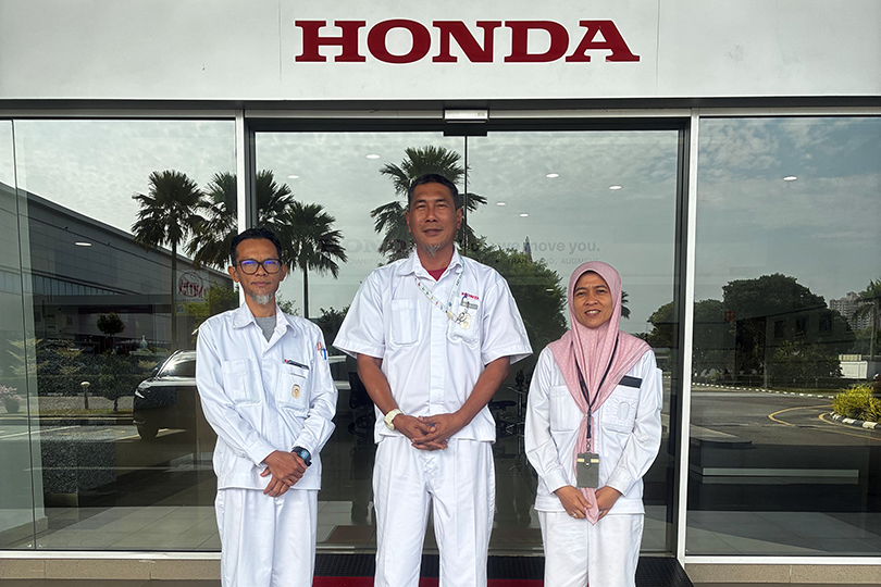 Shamsul Hassan, Mohd Firdauzaman Hamzah, and Maizathul Shima Othman, who are the team members of Solor panel project