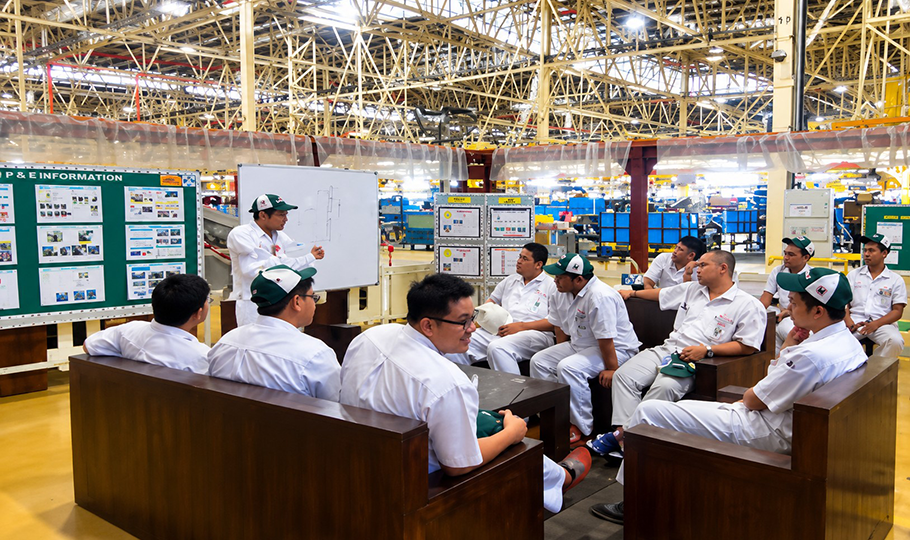 Waigaya discussion at Solar panel installation project members.