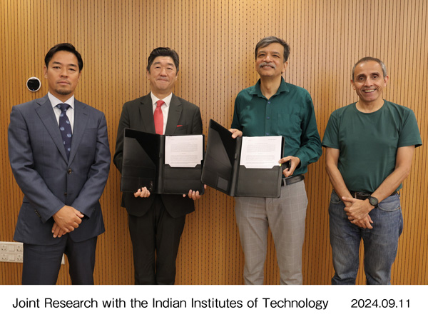 From left to right: Atsushi Ogawa, Honda R&D Managing Officer, Takuya Tsumura, President, and CEO, Honda Cars India Ltd., Prof. Rangan Banerjee, Director, IIT Delhi, Prof. Ambuj Sagar, Deputy Director, IIT Delhi