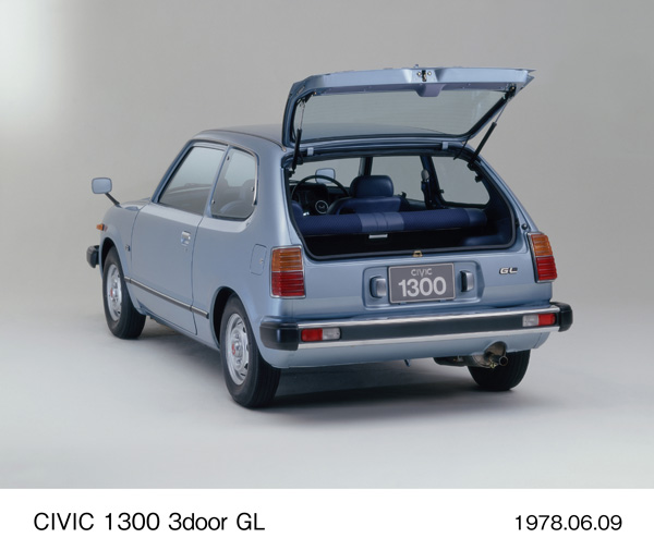 シビック 1300 3ドア GL リア7:3 (リアハッチ開)