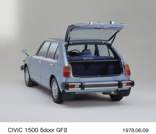 シビック 1500 5ドア GFII リア7:3 (リアゲート開)