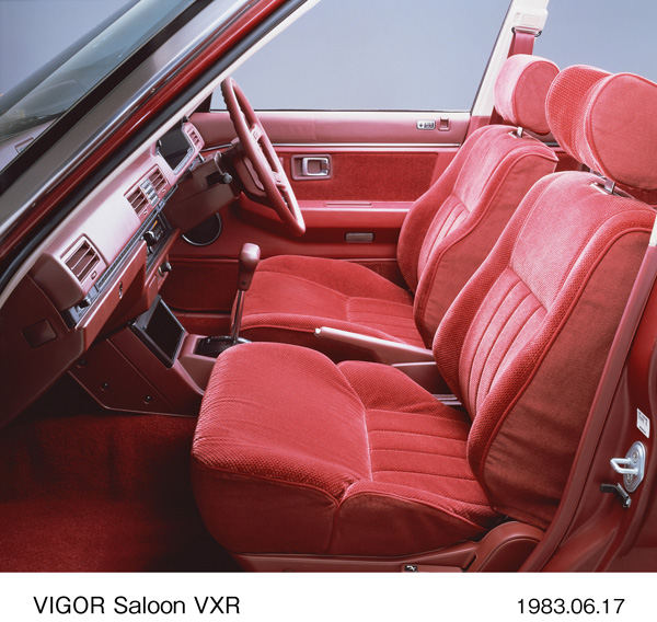 ビガー・サルーン VXR フロントシート