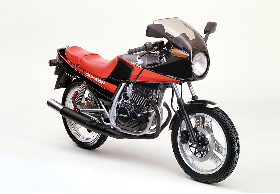 DOHC・放射状4バルブ単気筒エンジン搭載のロードスポーツバイク「ホンダ・CBX125F」と「ホンダ・CBX125カスタム」の2機種を発売 |  Honda 企業情報サイト