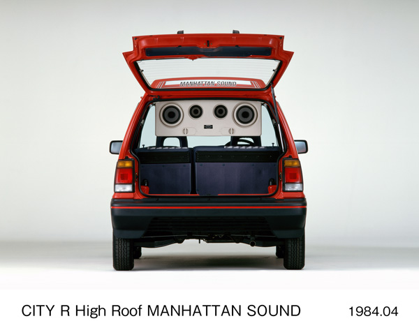 シティ R ハイルーフ マンハッタン・サウンド仕様車 正リア （リアドア開）