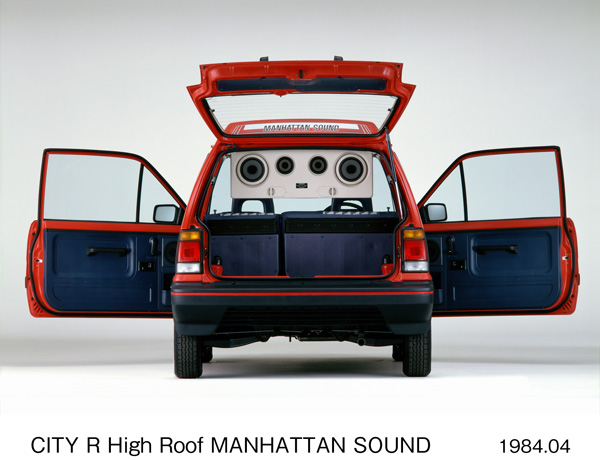 シティ R ハイルーフ マンハッタン・サウンド仕様車 正リア （全ドア開)