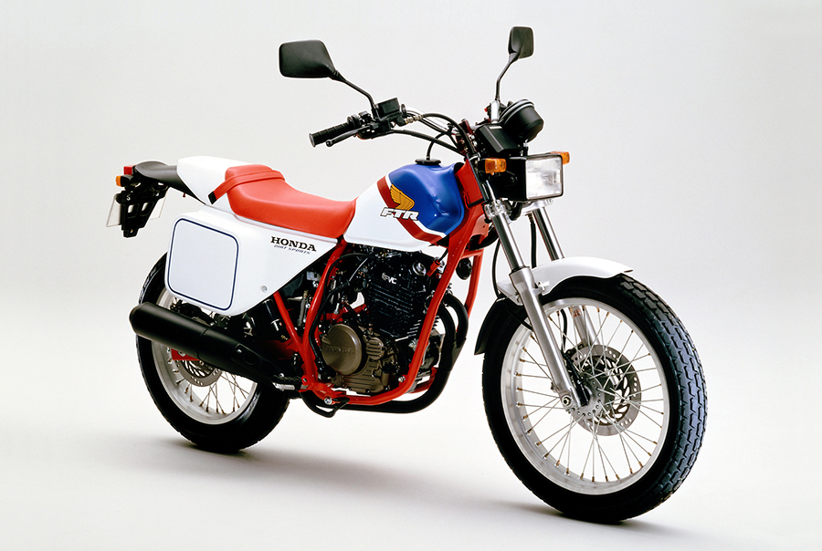 軽快な乗り心地のオン・オフ兼用ダートスポーツバイク「ホンダ・FTR250」を発売 | Honda 企業情報サイト